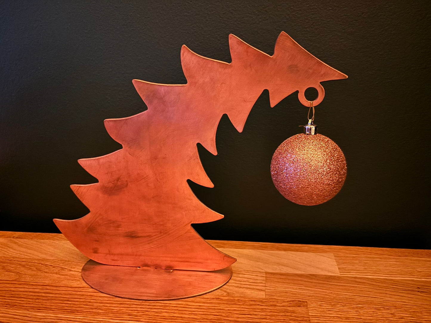 Kerstboom op voet krom