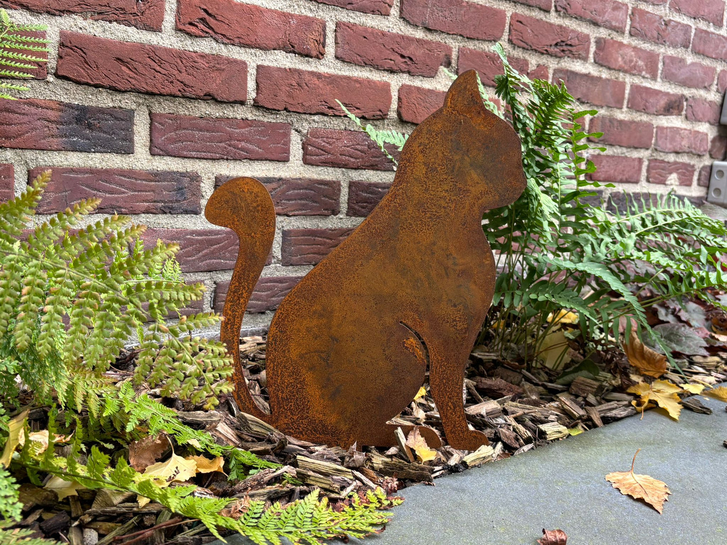 Poes zittend tuinprikker