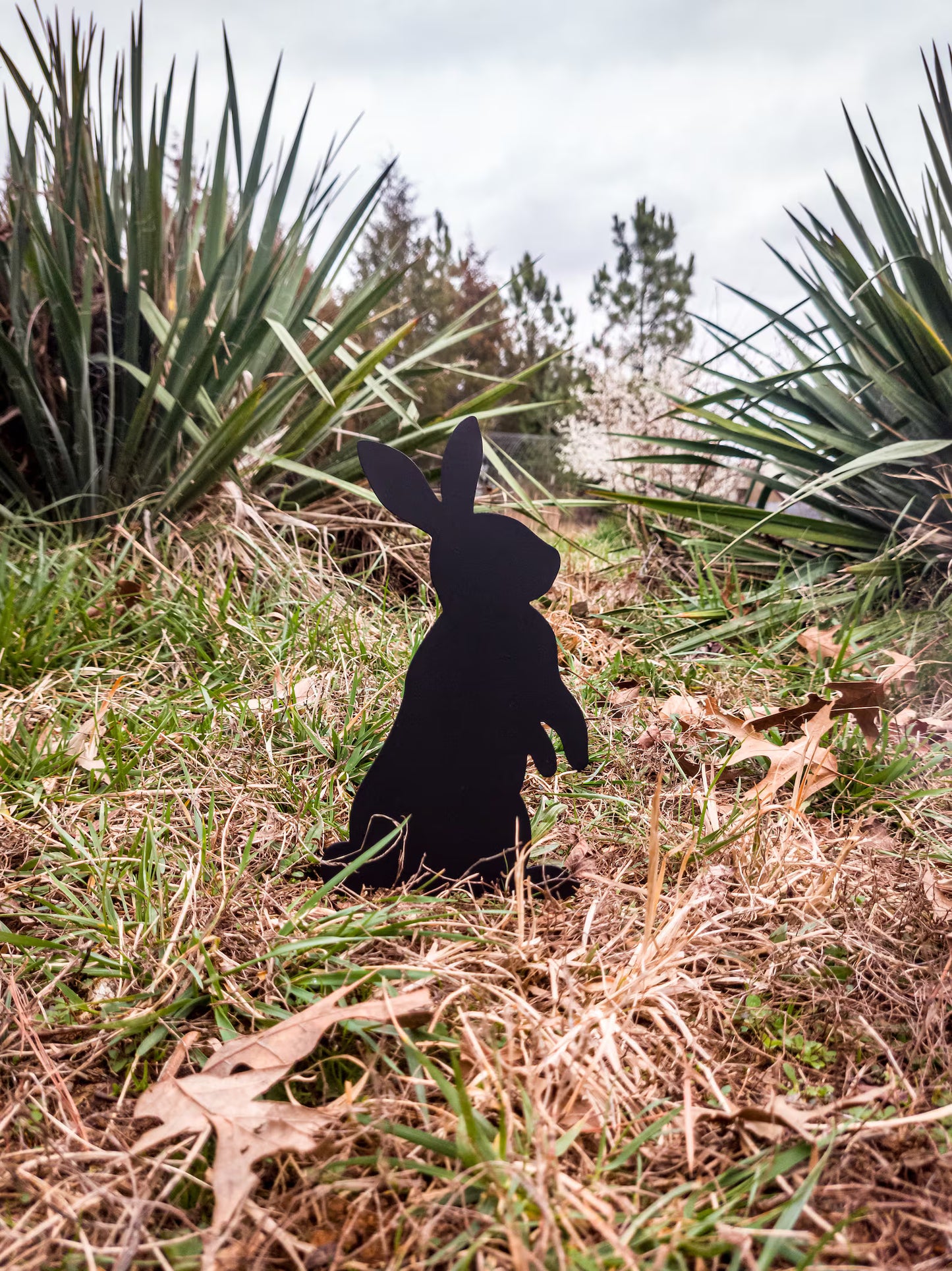 konijnje staat in de tuin als decoratie van staal tuinprikker van cortenstaal